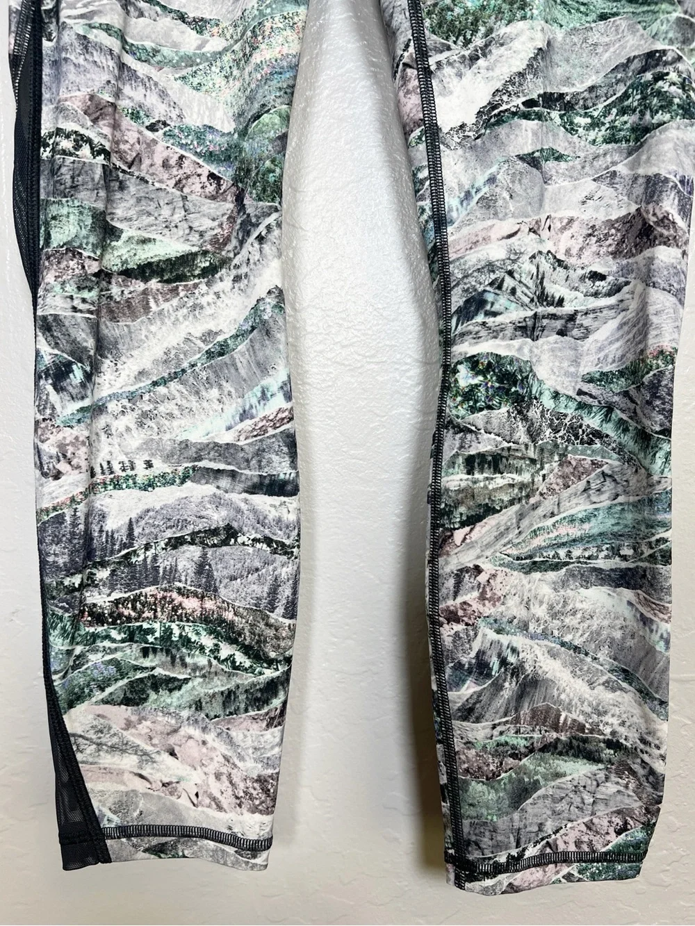 LULULEMON Women’s Size 8 Springscape Multi/Obsidian Train Times Pant 25